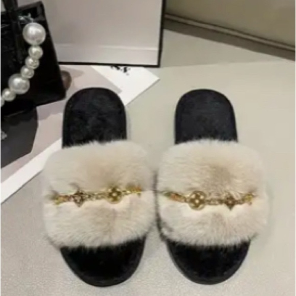 Slippers with gold detail
